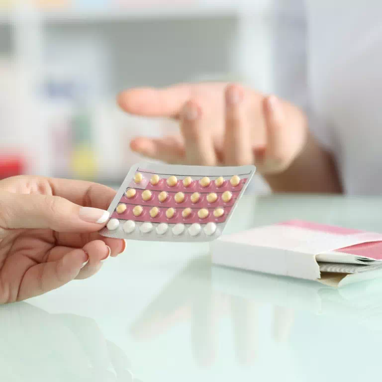 Ginekolog tłumacząca pacjentce zażywanie tabletek antykoncepcyjnych